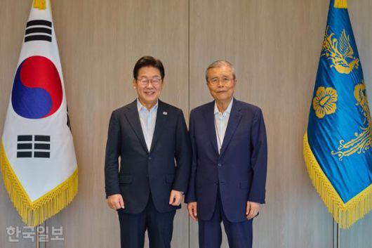 이재명 대통령이 17일 낮 서울 용산 대통령실에서 김종인 전 국민의힘 비상대책위원장과 기념 사진을 찍고 있다. 대통령실 제공