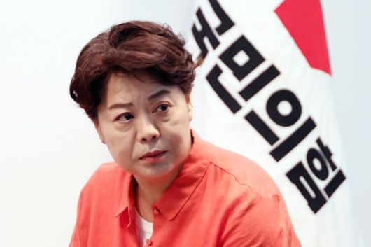 윤희숙 국민의힘 혁신위원장이 16일 서울 여의도 중앙당사에서 기자간담회를 하며 나경원·윤상현·장동혁·송언석 의원을 상대로 거취를 결정하라고 요구하는 등 '인적 쇄신' 방안을 밝히고 있다. 연합뉴스