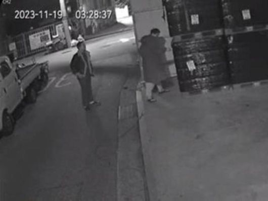 서울 서남권에서 활동하는 폭력조직집단 '진성파' 조직원이 2023년 11월 합숙소 인근에서 흉기 사용을 연습하며 생수통을 찌르고 있다. 서울경찰청 광역수사단 형사기동대 제공