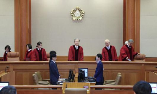 헌법재판관들이 손준성 대구고검 차장검사 탄핵 심판 선고를 위해 17일 서울 종로구 헌법재판소 대심판정에 들어서고 있다. 뉴스1