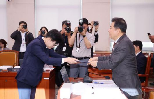 김정관 산업통상자원부 장관 후보자가 17일 서울 여의도 국회 산업통상자원중소벤처기업위원회에서 열린 인사청문회에서 이철규 위원장에게 선서문을 전달하고 있다. 뉴시스