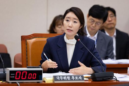 강선우 여성가족부 장관 후보자가 14일 서울 여의도 국회에서 열린 인사청문회에 출석해 의원 질의에 답하고 있다. 뉴스1