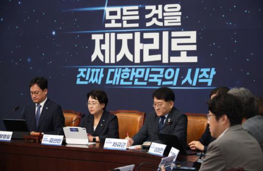 김선민 조국혁신당 당대표 권한대행(왼쪽에서 두 번째)이 7일 서울 여의도 국회에서 열린 최고위원회의에서 발언하고 있다. 뉴시스