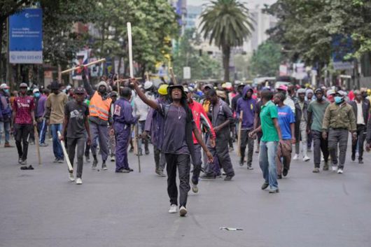 17일(현지 시간) 케냐 나이로비 도심에서 반정부 시위대가 구호를 외치며 행진하고 있다. AP=뉴시스