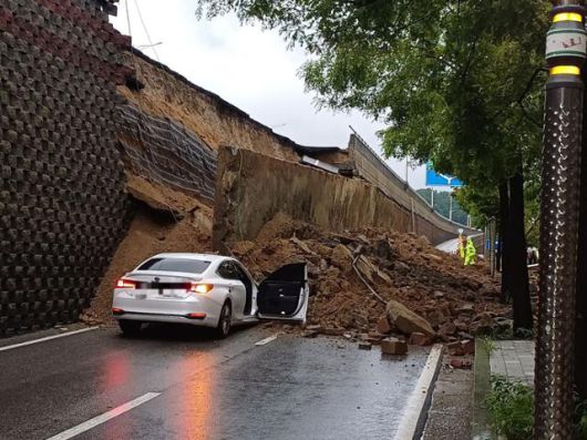 16일 오후 7시 4분쯤 경기도 오산시 가장교차로에서 고가도로 옹벽이 무너져 차량 2대가 매몰되는 사고가 발생했다. 소방당국이 구조작업을 벌였지만, 40대 운전자 1명이 숨진채 발견됐다. 경기도소방재난본부 제공