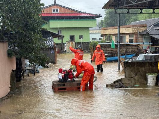 17일 오후 경남 밀양시 무안면에서 집중호우로 인해 침수된 주택에 출동한 소방대원들이 배수작업을 하고 있다. 소방청 제공