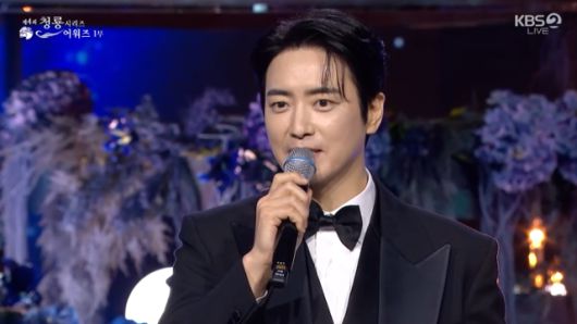 이준혁이 '제4회 청룡시리즈어워즈'에서 인기스타상을 받았다. KBS2 캡처