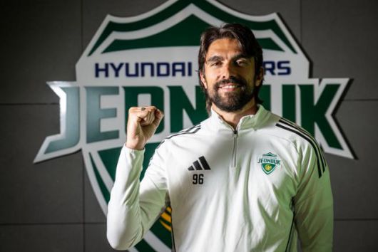 콤파뇨가 17일 전북 완주군 전북현대클럽하우스 로비에서 사진 촬영을 위해 파이팅을 외치고 있다. 완주=최주연 기자