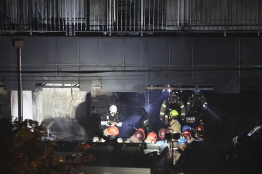 17일 밤 주차장에서 화재가 발생한 경기 광명시 소하동 한 아파트에서 이튿날 새벽 경찰·소방 관계자들이 분주하게 움직이고 있다. 연합뉴스