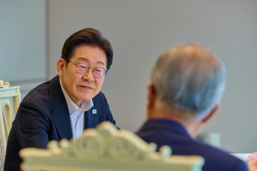 이재명 대통령이 17일 서울 용산 대통령실 청사에서 김종인 전 국민의힘 비상대책위원장과 오찬을 하고 있다. 대통령실 제공