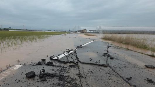 16~17일 내린 폭우로 파손된 예산군 삽교읍 하포리 마을 진입로. 예산=윤형권 기자