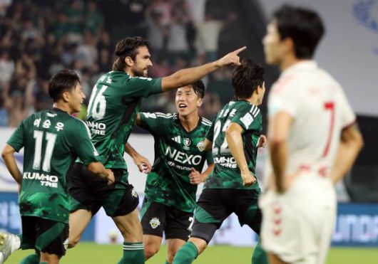 콤파뇨(왼쪽 두 번째)가 지난달 17일 전북 전주월드컵경기장에서 열린 수원FC와의 K리그1 19라운드에서 팀이 1-2로 뒤지던 상황에 동점골을 넣은 뒤 기뻐하고 있다. 연합뉴스