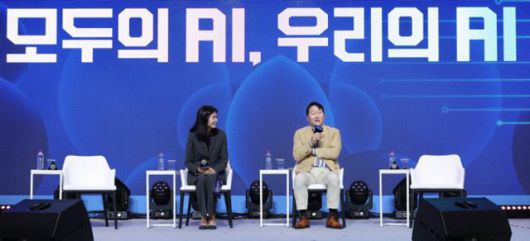 최태원(오른쪽) 대한상공회의소 회장이 18일 경주 라한셀렉트 호텔에서 열린 대한상의 하계포럼 AI 토크쇼에서 발언하고 있다. 왼쪽은 카카오 정신아 대표. 대한상의 제공