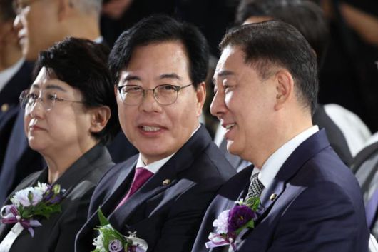 송언석(가운데) 국민의힘 비대위원장 겸 원내대표와 김병기 더불어민주당 당대표 직무대행 겸 원내대표가 17일 서울 여의도 국회에서 열린 제77주년 제헌절 경축식에서 대화를 나누고 있다. 고영권 기자