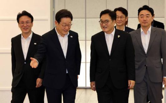 이재명 대통령이 17일 저녁 서울 용산구 한남동 대통령 관저에서 우원식 국회의장, 김민석 국무총리 등과 만찬장으로 입장하고 있다. 왕태석 선임기자