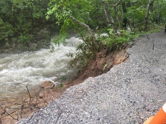 전남 순천시 조계산 자락에 있는 명승 송광사와 선암사 일원 진입로 약 10ｍ 구간의 토사가 유실돼 19일 지반이 무너져 있다. 국가유산청 제공
