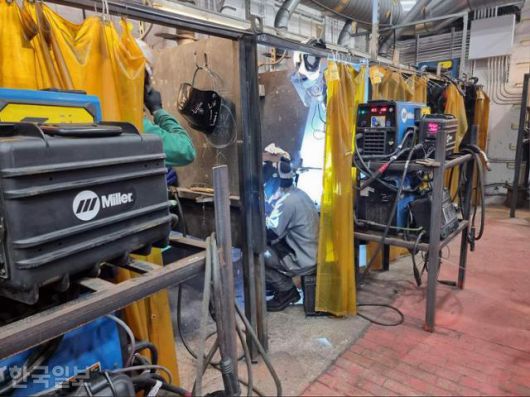 16일 미국 펜실베이니아주 필라델피아에 있는 한화 필리조선소(한화필리십야드)의 ‘트레이닝 아카데미’에서 한 견습생이 용접 실습을 하고 있다. 필라델피아=권경성 특파원