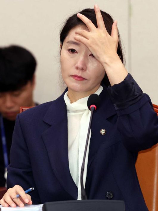 강선우 여성가족부 장관 후보자가 지난 14일 서울 여의도 국회에서 열린 여성가족위원회의 인사청문회에서 머리카락을 넘기고 있다. 뉴시스