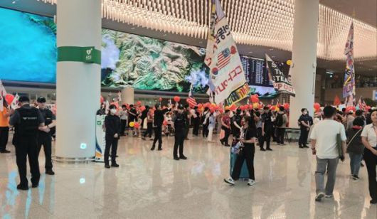 14일 인천국제공항 제2여객터미널 입국장에서 보수 성향인 윤석열 전 대통령 지지자들이 빨간 풍선과 성조기 등을 든 채 모스 탄 미국 리버티대학 교수의 입국을 기다리고 있다. 독자 제공