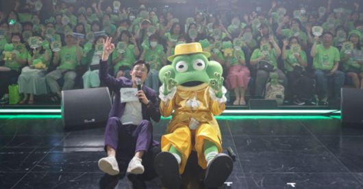 지난해 7월 6일 열린 '탑골스타 개청이' 팬미팅에 온 팬들과 함께 사진을 찍는 개청이. EBS 캡처