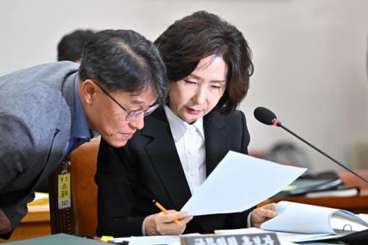 이진숙 교육부 장관 후보자가 16일 국회 교육위원회에서 열린 인사청문회에서 관계자와 대화하고 있다. 정다빈 기자