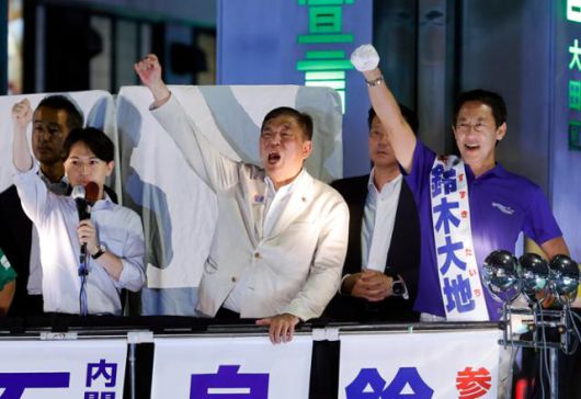 이시바 시게루(가운데) 일본 총리가 19일 도쿄 도내 유세 현장에 참석해 지지자들에게 한 표를 호소하고 있다. 도쿄=EPA 연합뉴스