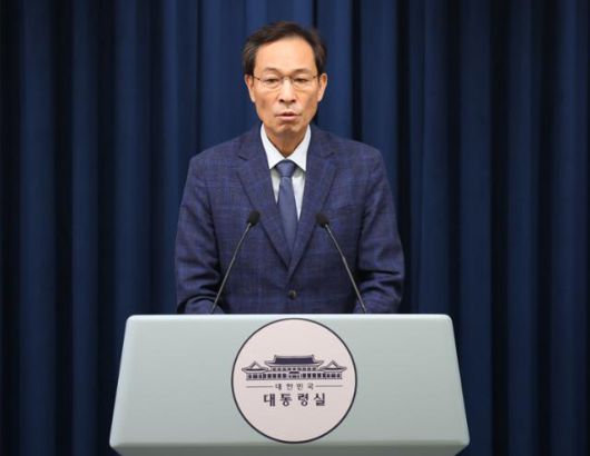 우상호 대통령실 정무수석이 20일 용산 대통령실에서 장관 인선 관련 브리핑을 하고 있다. 우 수석은 이재명 대통령이 이진숙 교육부 장관 지명을 철회했다고 밝혔다. 연합뉴스