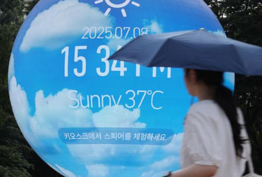 폭염 경보가 발효된 8일 서울 송파구 한 조형물에 당시 기온 37도가 표시돼 있다. 연합뉴스