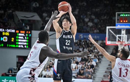 여준석(가운데)이 카타르 골대를 향해 슛을 시도하고 있다. 대한민국농구협회 제공