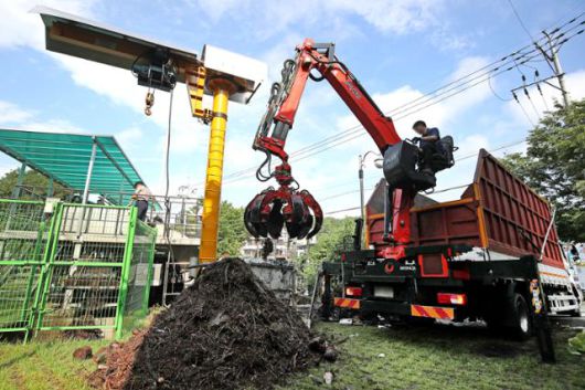 대구 북구 노곡동 배수펌프장 관계자들이 지난 18일 굴착기를 이용해 펌프장에 쌓인 쓰레기 등 이물질을 제거하고 있다. 대구=뉴스1
