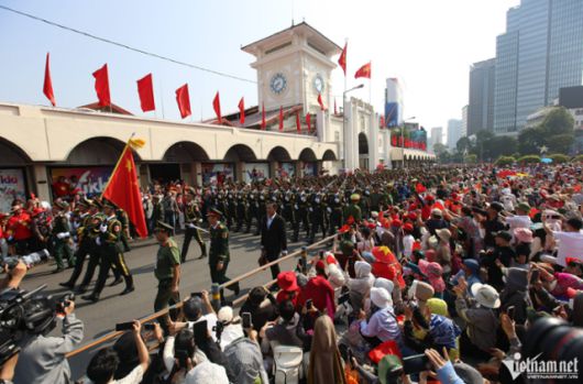 지난 4월 30일 베트남 호찌민시에서 열린 통일 50주년 열병식에서 중국 인민해방군이 사상 처음으로 참석해 행진하고 있다. 베트남넷 캡처