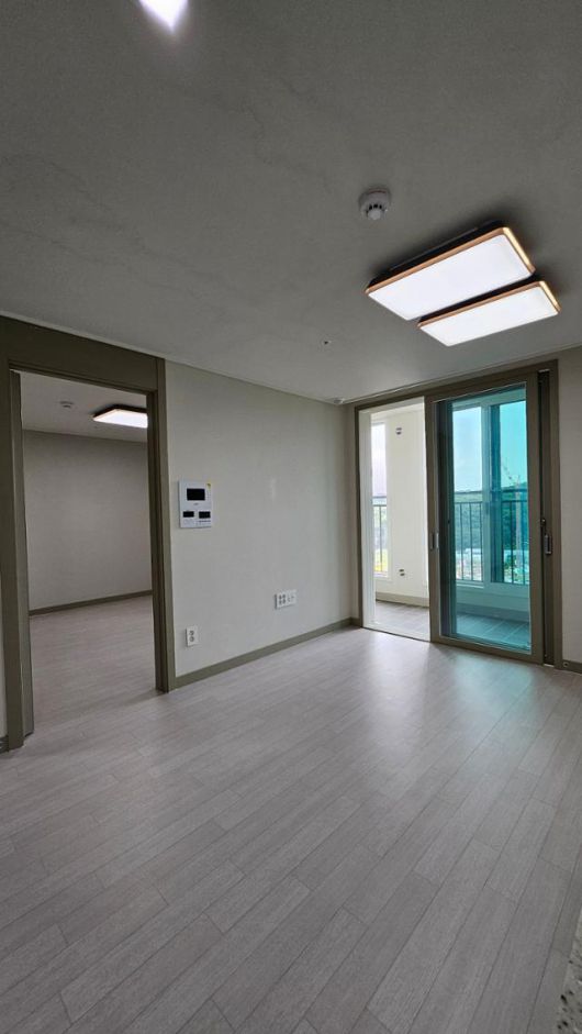 인천검단AA35-2블록의 또 다른 주택. 천장에 물 자국이 선명하다. 온라인 캡처