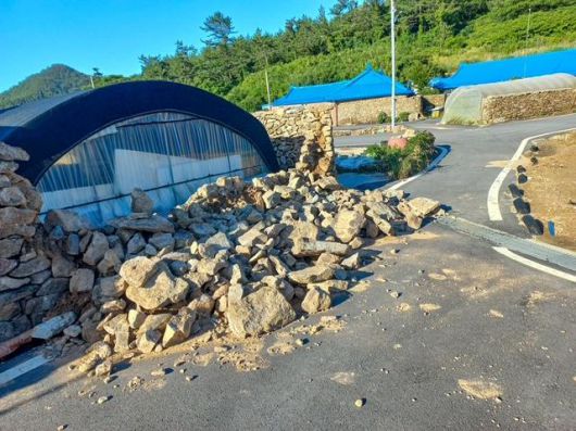 전남 신안군 비금도 내촌마을에 있는 돌로 쌓은 오래된 담장이 무너져 내렸다. 국가유산청 제공