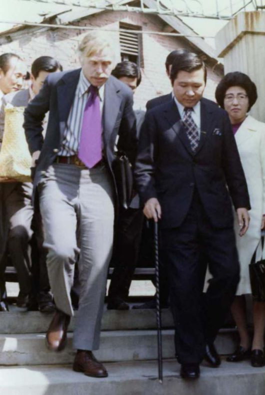 1974년 4월 한국을 방문한 제롬 코헨 미국 하버드대 교수와 김대중 전 대통령 내외. 코헨 교수는 김대중 납치 사건 당시 헨리 키신저 미 국가안보보좌관에게 직접 전화를 걸어 구명을 요청했다. 한길사 제공