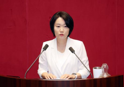 이소영 더불어민주당 의원이 4일 국회 본회의에서 2025년도 제2회 추가경정예산안이 상정된 가운데 토론하고 있다. 연합뉴스