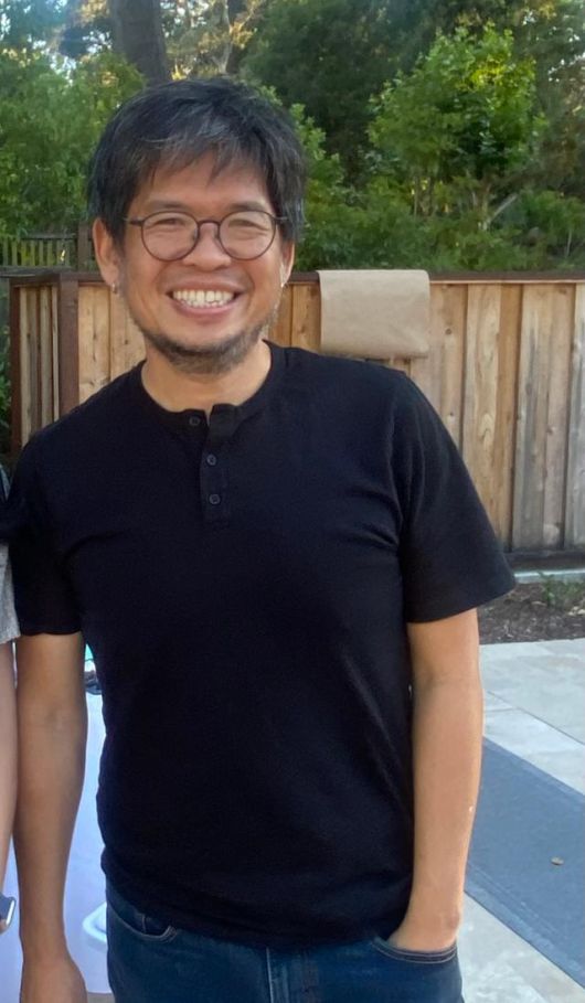 유튜브 창업자 스티브 첸이 16일(현지시간) 미 캘리포니아주 애서튼에서 한국일보와 인터뷰 후 기념촬영하고 있다. 애서튼=박지연 특파원