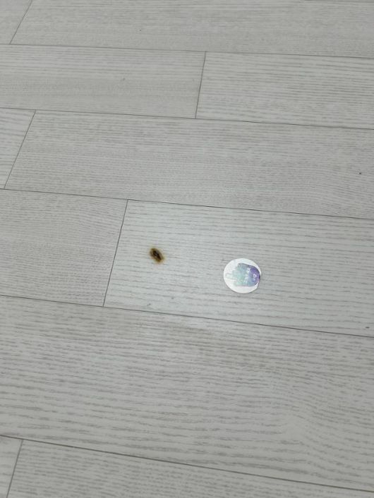 내달 입주하는 인천검단 AA35-2블록 공공임대주택의 바닥이 불에 타 있다. 온라인 캡처