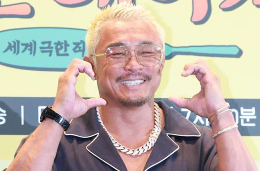 \격투기 선수 추성훈이 23일 서울 여의도 TWO IFC에서 열린 ENA, EBS 공동제작 추성훈의 밥값은 해야지 제작발표회에 참석해 포즈를 취하고 있다. 뉴스1