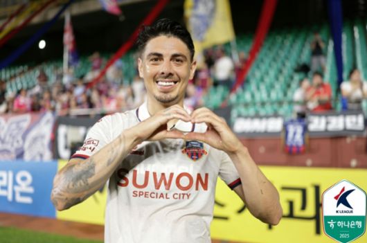 FC서울에서 수원FC으로 둥지를 옮긴 윌리안이 22일 포항스틸야드에서 열린 K리그1 23라운드에서 멀티골을 넣은 뒤 세리머니를 하고 있다. 한국프로축구연맹 제공