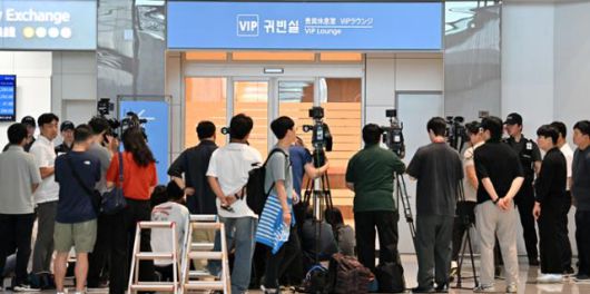 한미 '2+2 통상협상'이 미국 스콧 베선트 재무장관의 긴급한 일정으로 순연된 가운데 24일 인천국제공항 제2터미널에서 취재진이 구윤철 경제부총리 겸 기재부 장관을 기다리고 있다. 연합뉴스