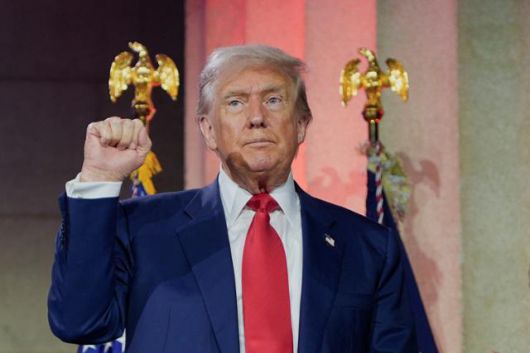 도널드 트럼프 미국 대통령이 23일 워싱턴에서 열린 '인공지능(AI) 승리 레이스' 행사에서 AI 관련 행정명령에 서명한 후 주먹을 들어 보이고 있다. 워싱턴=로이터 연합뉴스