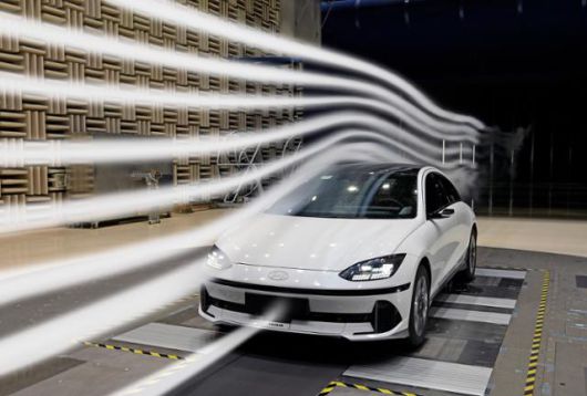 공력시험동에서 아이오닉 6 차량으로 유동 가시화 시험을 하는 모습. 현대차·기아 제공