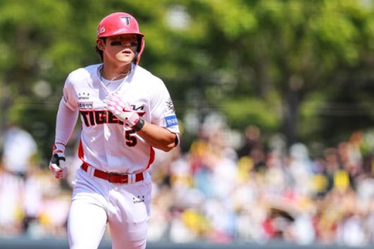 프로야구 KIA 김도영이 4월 26일 광주 KIA챔피언스필드에서 열린 LG전에서 솔로포를 친 뒤 그라운드를 돌고 있다. KIA 제공