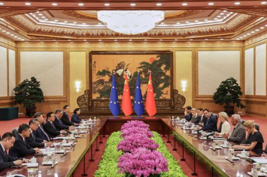 중국 대표단과 유럽연합 대표단이 24일 중국 베이징 인민대회당에서 열린 제25차 중국-유럽연합(EU) 정상회의에 참석해 회담하고 있다. 베이징=AP 뉴시스