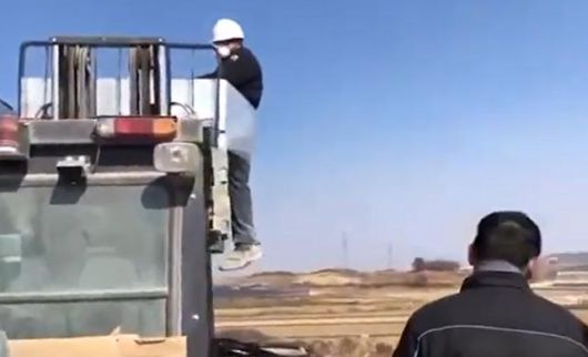 전남 나주의 한 벽돌 생산 공장에서 스리랑카 국적의 이주노동자를 화물에 결박하고 지게차로 들어 올리는 인권유린 사건이 발생했다. 광주전남이주노동자네트워크가 확보한 이달 초 촬영된 영상에는 이곳 노동자가 이주노동자 A씨를 비닐로 벽돌에 묶어 지게차로 옮기는 모습과 이 모습을 보고 웃으며 휴대전화로 촬영하는 다른 노동자의 모습 등이 담겨 있다. 광주전남이주노동자네트워크 제공