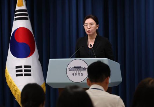 강유정 대통령실 대변인이 24일 서울 용산 대통령실에서 브리핑을 하고 있다. 왕태석 선임기자