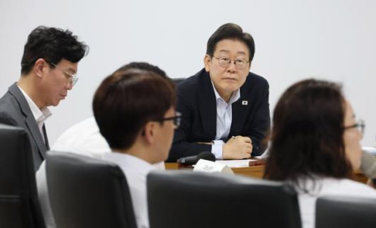 이재명 대통령이 25일 경기 시흥시 SPC삼립 시화공장에서 열린 산업재해 근절 현장 노사 간담회에서 참석자의 발언을 경청하고 있다. 왕태석 선임기자