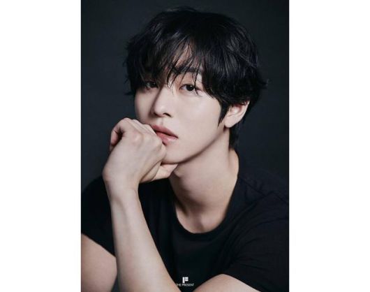 최근 안효섭은 서울 종로구에 위치한 한 카페에서 본지와 만나 영화 '전지적 독자 시점' 관련 이야기를 나눴다. '전지적 독자 시점'은 10년 넘게 연재된 웹소설의 마지막 회가 올라온 날, 그 소설 속 세계가 현실이 돼버리며 벌어지는 이야기를 그린 판타지 액션물이다. 더프레젠트컴퍼니 제공