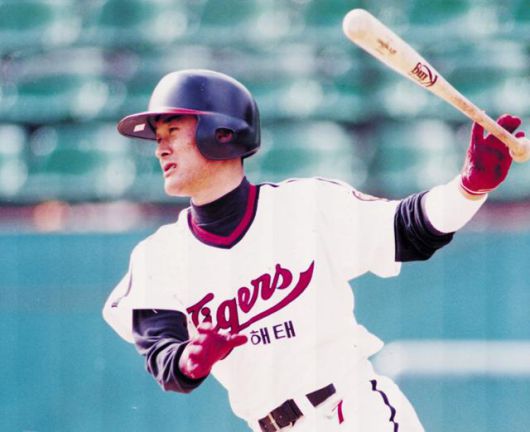 이종범이 해태 시절 타석에서 타격을 하고 있다. 한국일보 자료사진