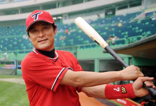 이종범이 현역 시절인 2010년 6월 20일 한일 통산 2,000안타를 눈앞에 두고 본보와 가진 인터뷰에서 포즈를 취하고 있다. 한국일보 자료사진